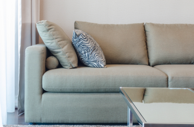 Comment nettoyer un canapé en tissu ? Tutoriel, guide et conseils
