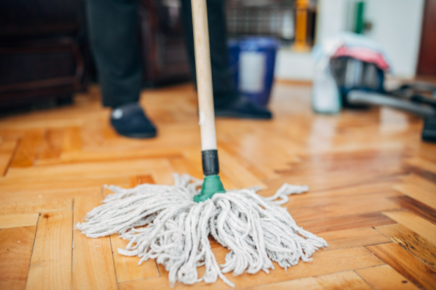 Nettoyer son parquet : 9 astuces pour un sol parfaitement propre