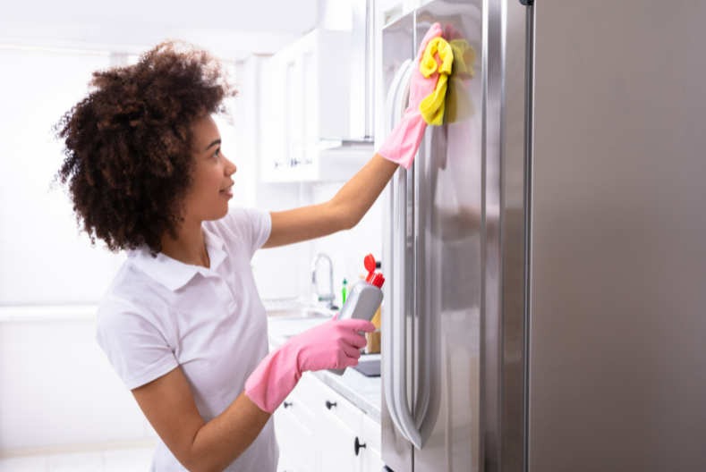 Hygiène : cette erreur inquiétante que l'on fait tous en nettoyant son frigo  - Voici