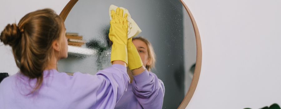 Comment nettoyer un miroir sans laisser de traces ?