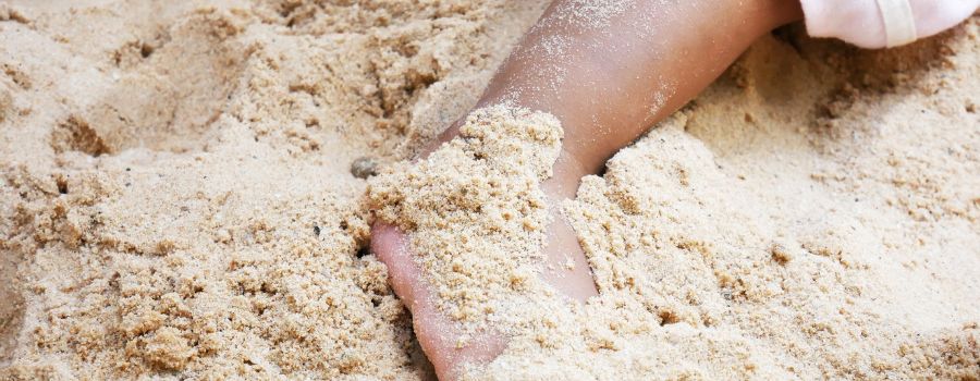 Astuces pour se débarrasser des grains de sable qui collent à la peau
