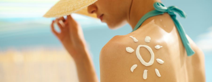 Comment enlever une tache de crème solaire sur un vêtement ?